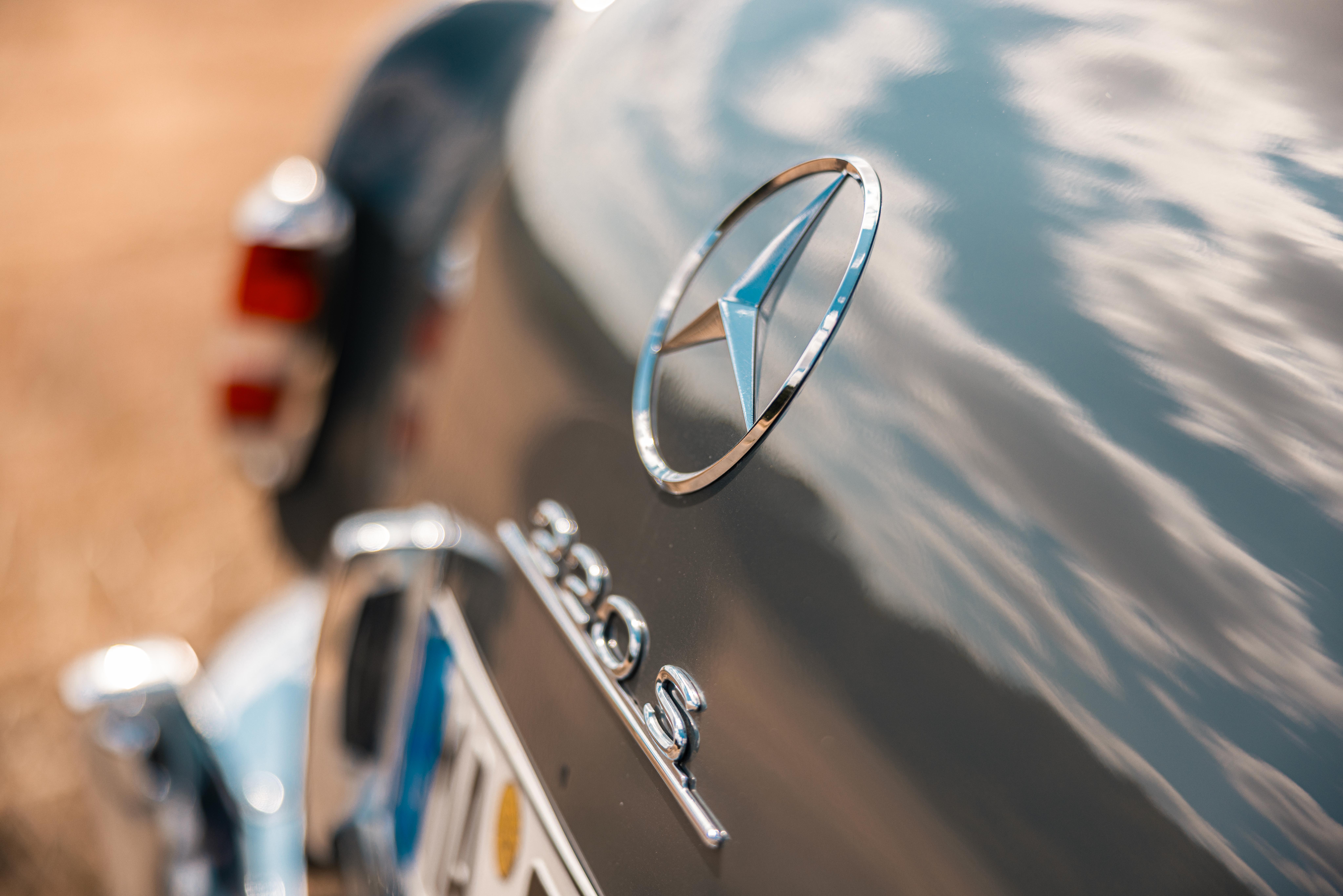 Mercedes-Stern und Schriftzug 220 S auf der Motorhaube